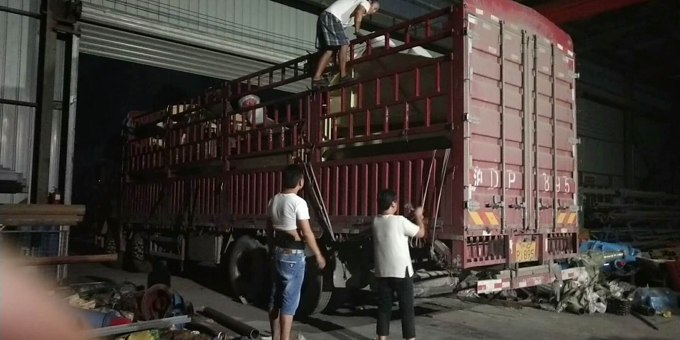 發往上海的細砂回收機和脫水篩