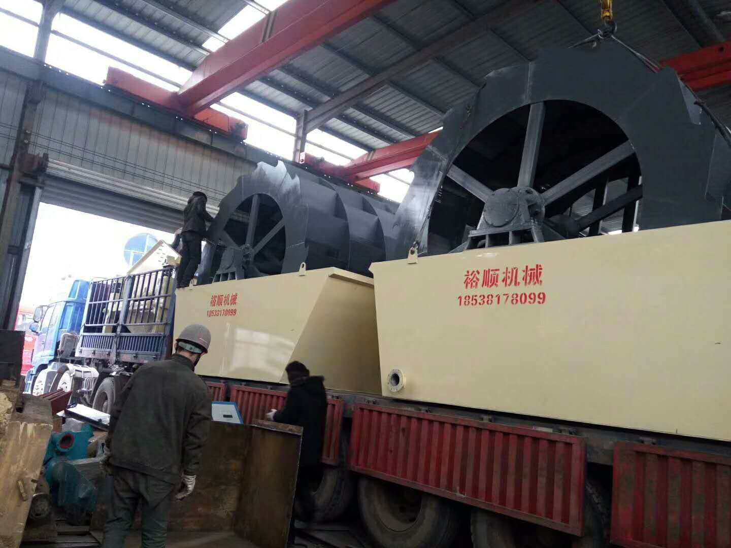發往湖北荊門時產150噸的洗沙線,第一車已裝起